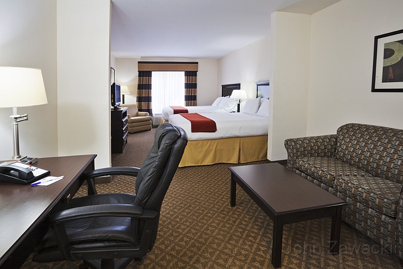 BARTW-HIEX-Bartow-Queen-Suite.jpg