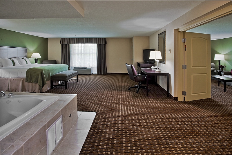 DABHI-HI-Daytona-Jacuzzi-2room.jpg